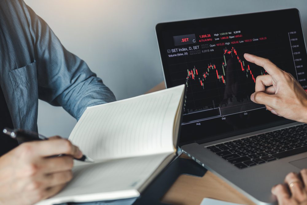Bespreking van ratio-grafieken die deoutperformance van een aandeel tegenover de benchmark toont