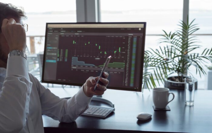 Voorbeeldgrafiek met Parabola-tool die kritieke koerszones markeert in Tesla en Air Liquide