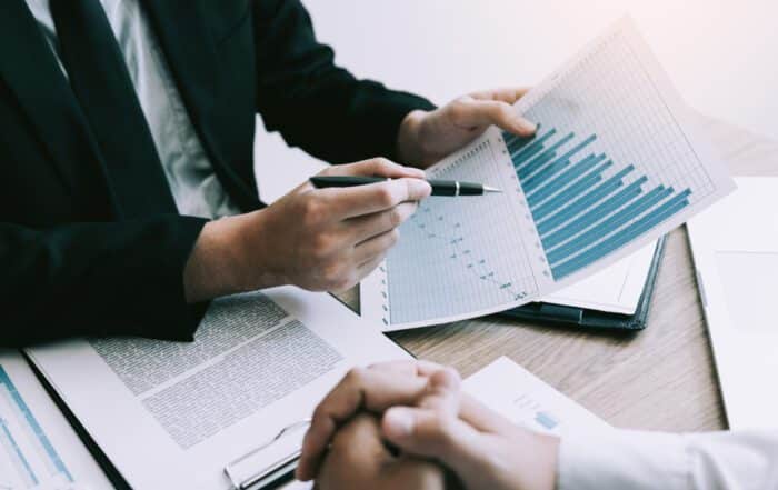 Grafiek en balansconcept met ondernemingswaarde (EV) en vrije kasstroom (FCF)