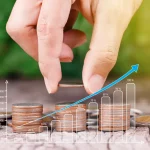 Hvorfor investere i aktier, illustration med mønter der vokser