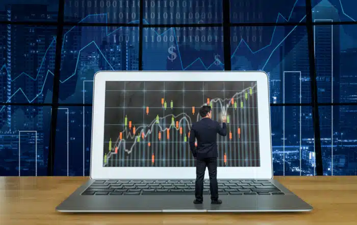 Beleggen automatiseren met professionele desktopsoftware, man analyseert grafieken op groot scherm