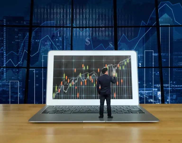 Beleggen automatiseren met professionele desktopsoftware, man analyseert grafieken op groot scherm