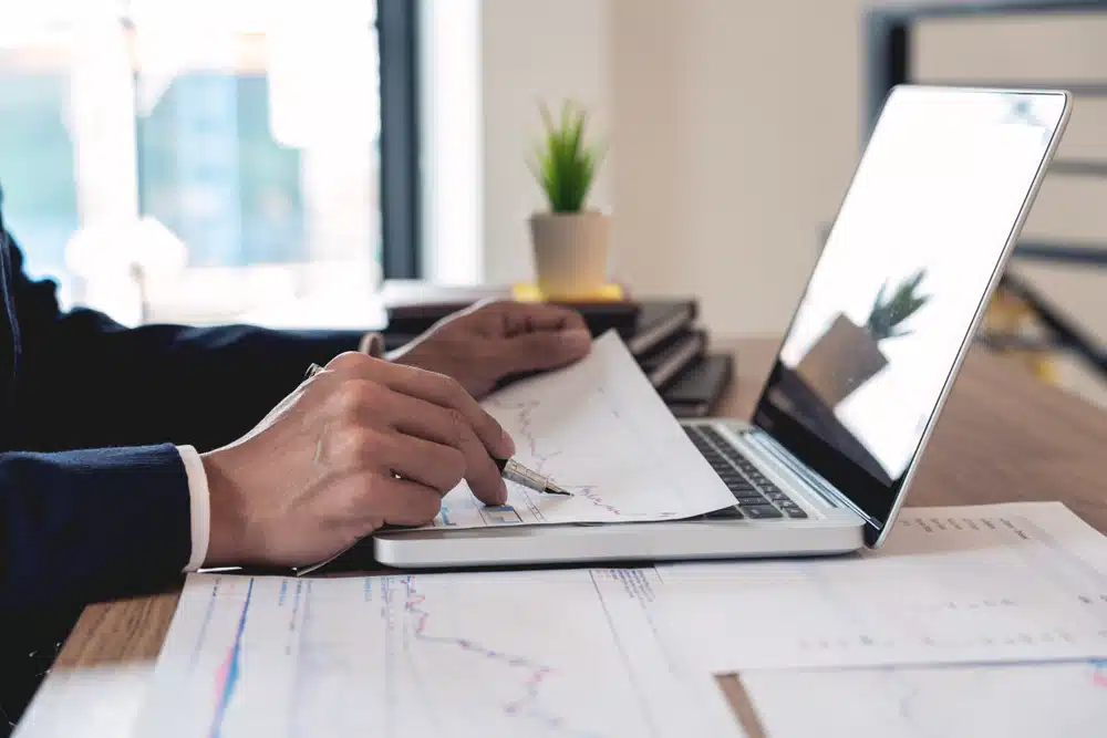 Investieren für Anfänger – Anleger analysiert Charts am Laptop
