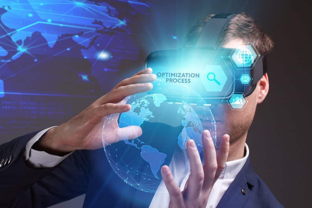 VR グラスをかけてデジタル世界地図と最適化プロセスを分析し、高度な市場分析を象徴する男性。