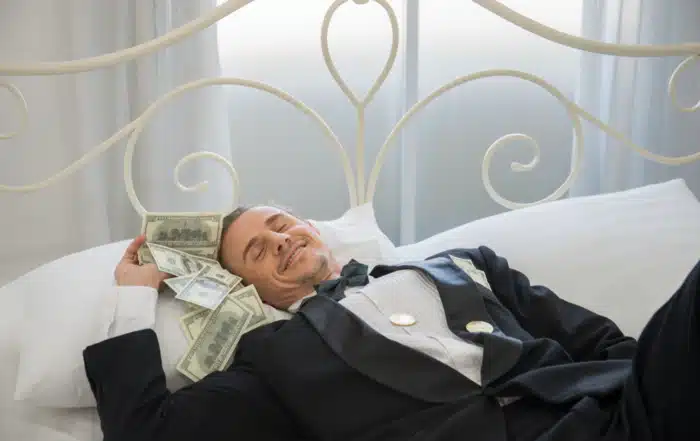 Man ligt ontspannen terwijl hij zijn geld laat werken – visuele metafoor voor hangmatbeleggen en passief beleggen met ETF’s.