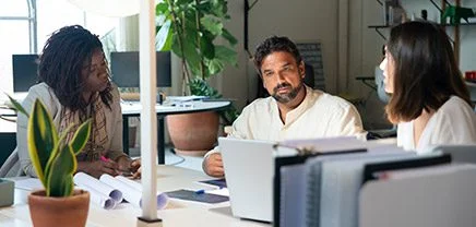 investABCで働く - テーブルを囲む人々からの応募