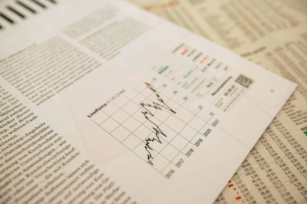 ポートフォリオ管理: この画像は、新聞の株価をさまざまな株価に重ねて表示したものです。