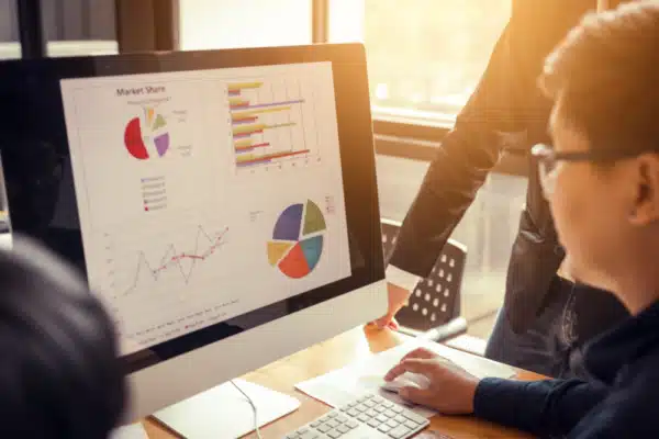 Learn to invest – charts and market analysis on computer