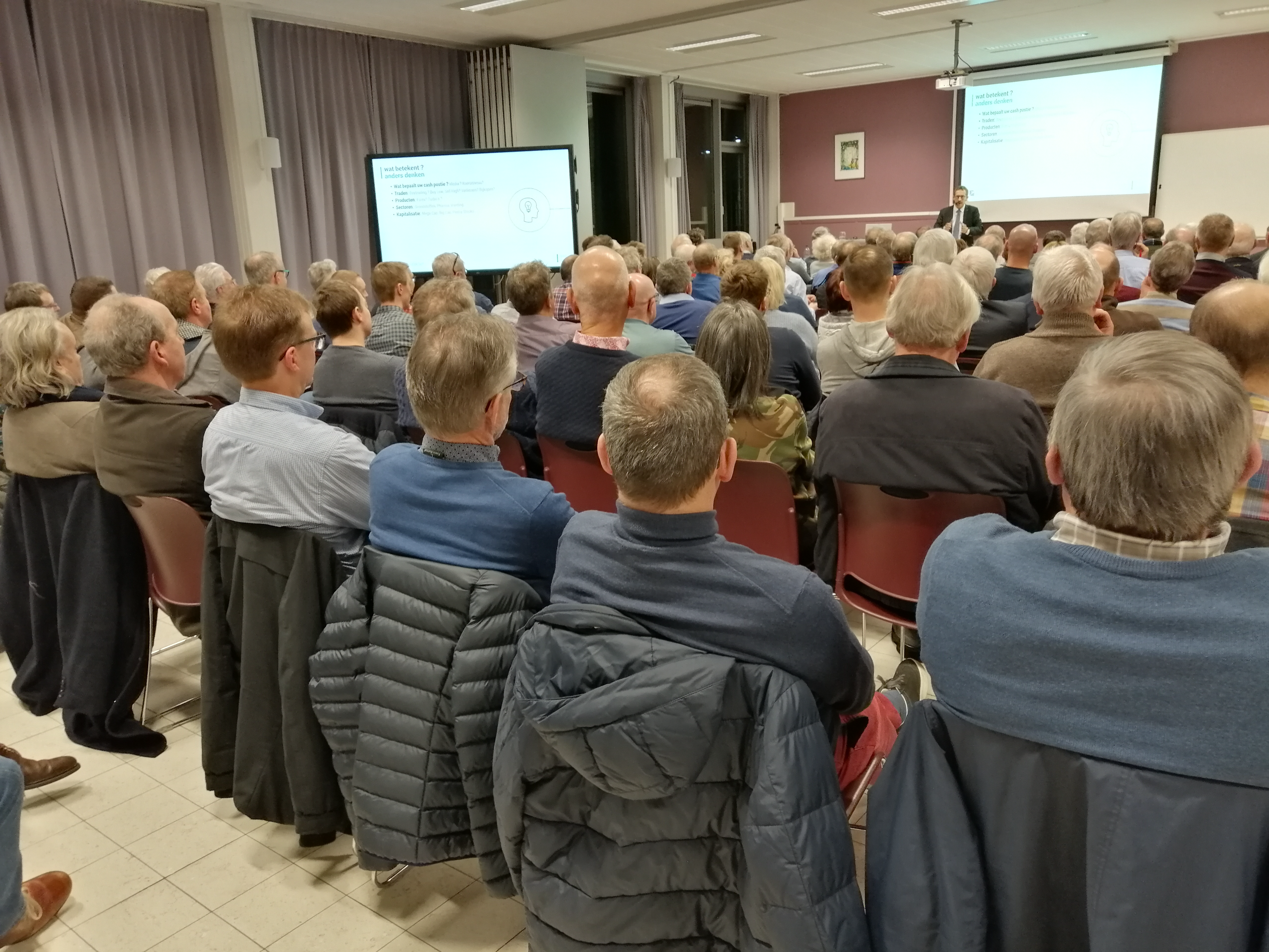Academia de Inversores InvestABC con una sala llena de inversores