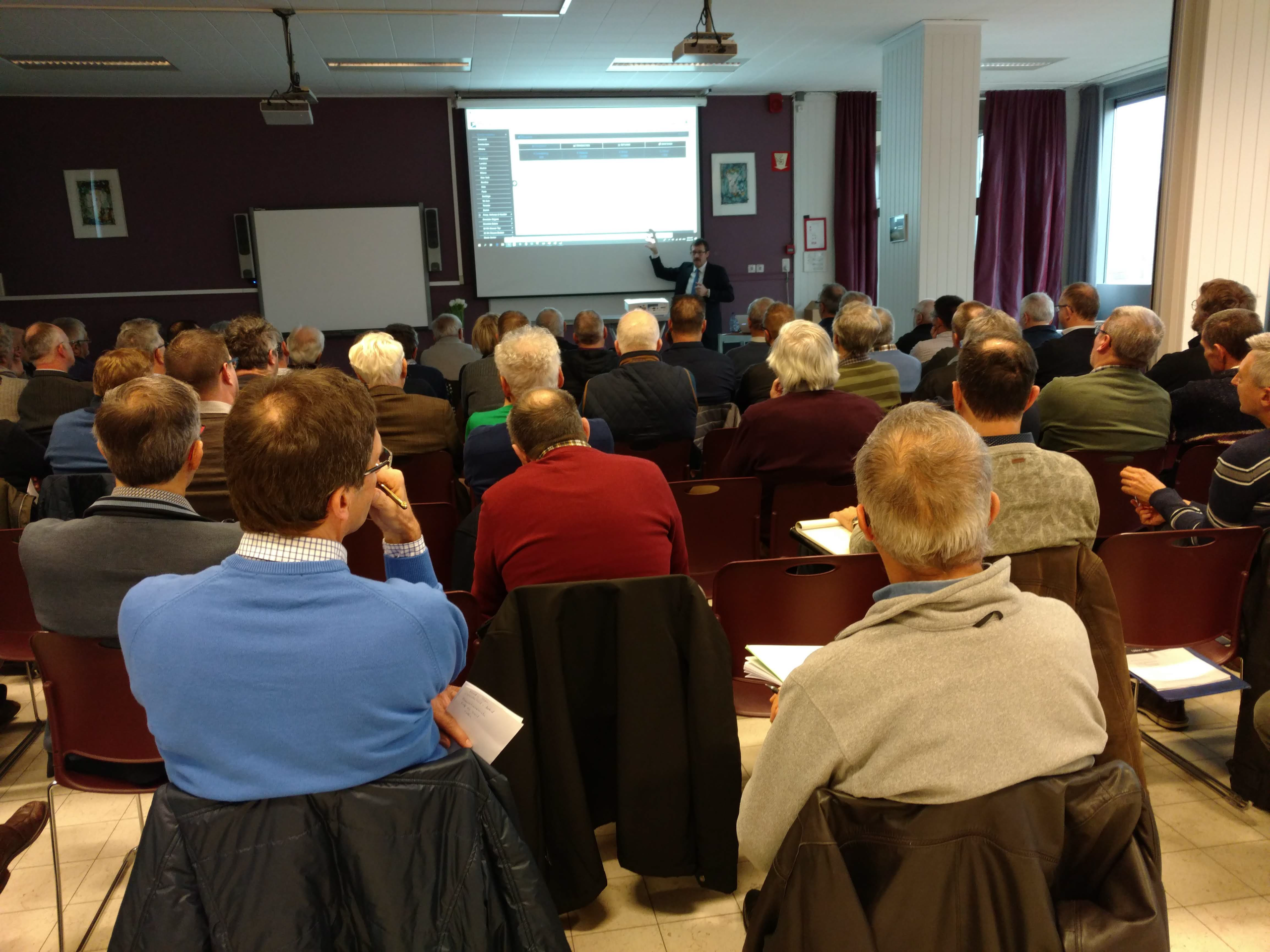 Paul Gins imparte un curso práctico de formación sobre análisis técnico e inversión algorítmica a una sala repleta de inversores — InvestABC
