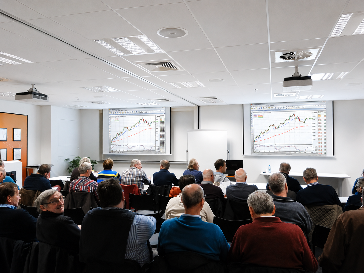 Formación práctica en inversiones impartida por InvestABC. Mark Schils imparte formación práctica en análisis técnico para inversores ante una sala repleta de ellos.
